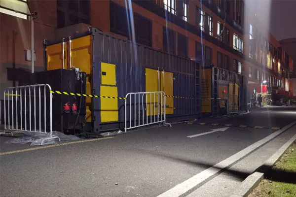 长洲柴油发电机组的输出电压是如何调节的？